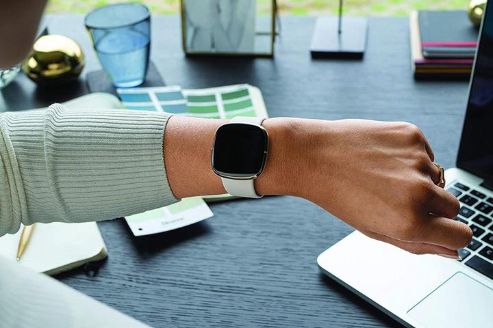 Actual product image Fitbit Versa 3/Sense Bracelet L (Silicone, Versa 3, Sense)