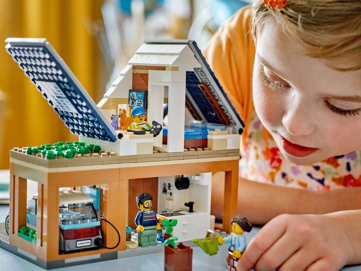 Actual product image LEGO Family home with electric car (60398, LEGO City)