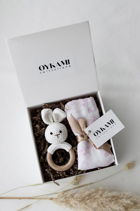 Produktbild Oykami Baby Geschenkbox Mädchen "Vancouver" Weiss/Rosa Herz gross mit Hase