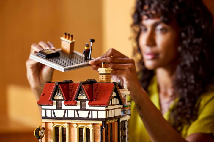 Actual product image LEGO Tudor-style corner house (10350, LEGO Icons, LEGO Rare Sets)