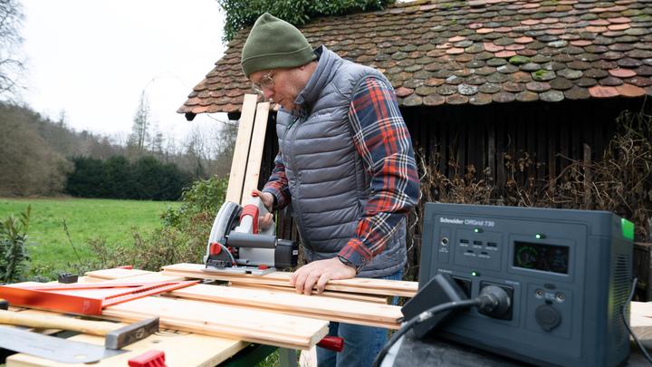 Immagine prodotto APC Schneider OffGrid Portable Power Station 730 738Wh Lithium-ion 2 Schuko Sinewave (738 Wh, 6.40 kg)