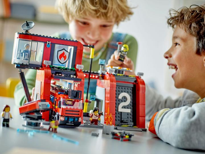 Immagine prodotto LEGO 60414 Stazione dei vigili del fuoco con autoscala a piattaforma girevole (60414, LEGO City)