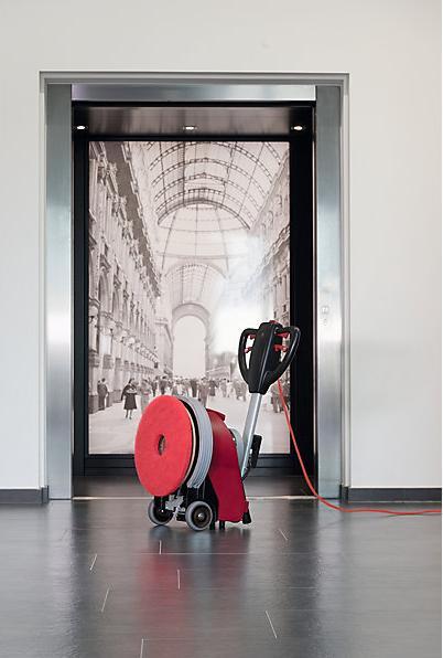 Actual product image Sprintus ZEUS single disc machine, working width 17", supplied complete with brush set.