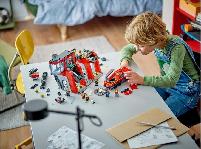Immagine prodotto LEGO 60414 Stazione dei vigili del fuoco con autoscala a piattaforma girevole (60414, LEGO City)