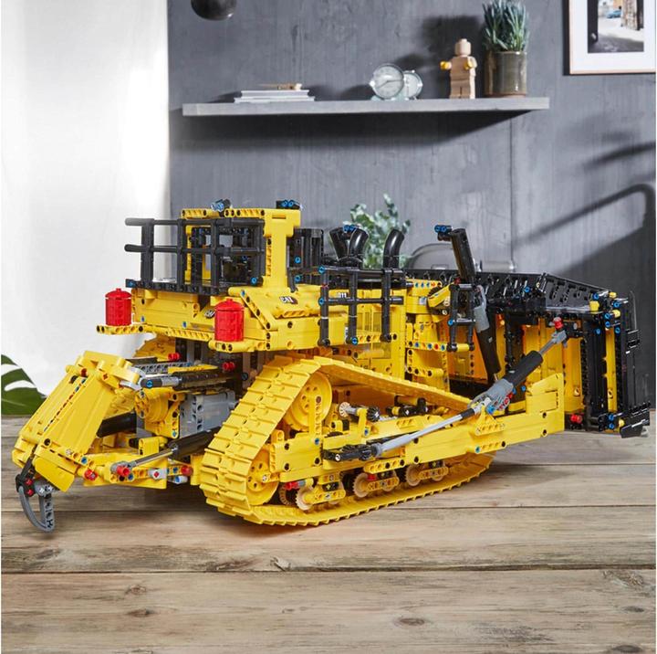 Actual product image LEGO Cat D11 Bulldozer (42131, LEGO Technic)