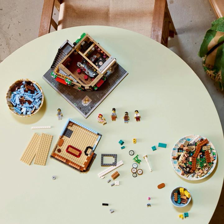 Actual product image LEGO Tudor-style corner house (10350, LEGO Icons, LEGO Rare Sets)