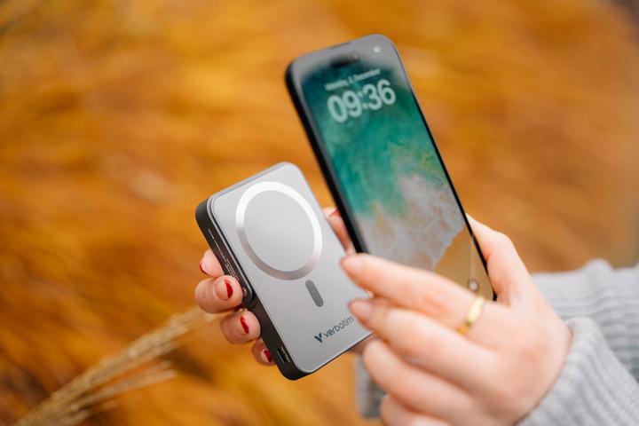Productafbeelding Verbatim Charge ‘n’ Go Power Bank with Stand Magnetic Wireless 10000mAh - Blue (10000 mAh, 20 W, 37 Wh)