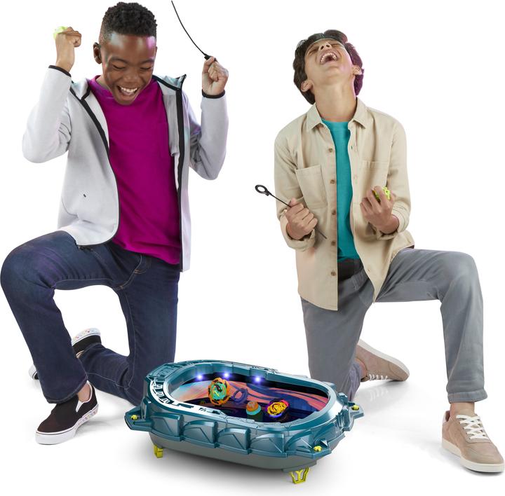 Productafbeelding Hasbro Beyblade Burst QuadStrike Light Ignite Beyblade Stadion Strijdset (Duits, Frans, Italiaans, Engels, Nederlands, Zweeds, Noors, Pools)
