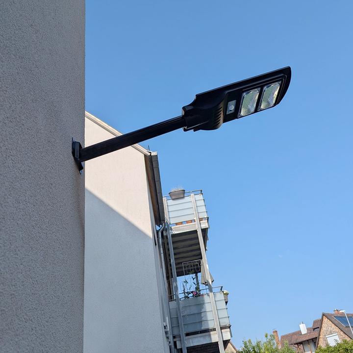 Actual product image ProPlus 4er-Set LED Solar Strassenleuchte mit Lichtsensor & Fernbedienung, 100 Watt, IP65 (800 lm, IP65)
