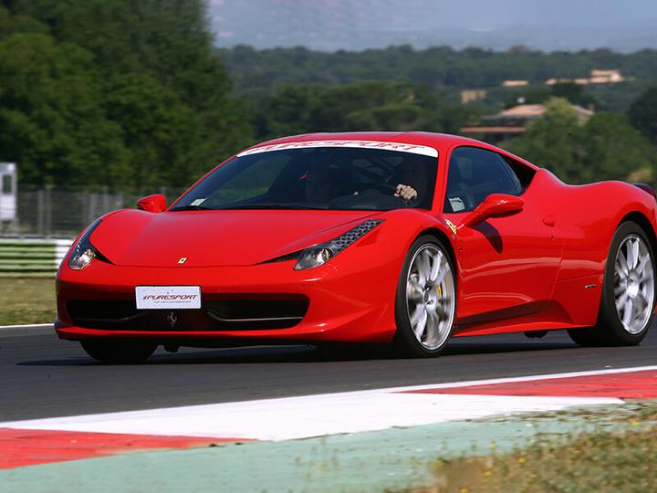 Produktbild Smartbox Adrenalin auf der Strecke des Vairano Circuit: 2 Runden am Steuer eines Ferrari F458 Italia (1 Pers.)