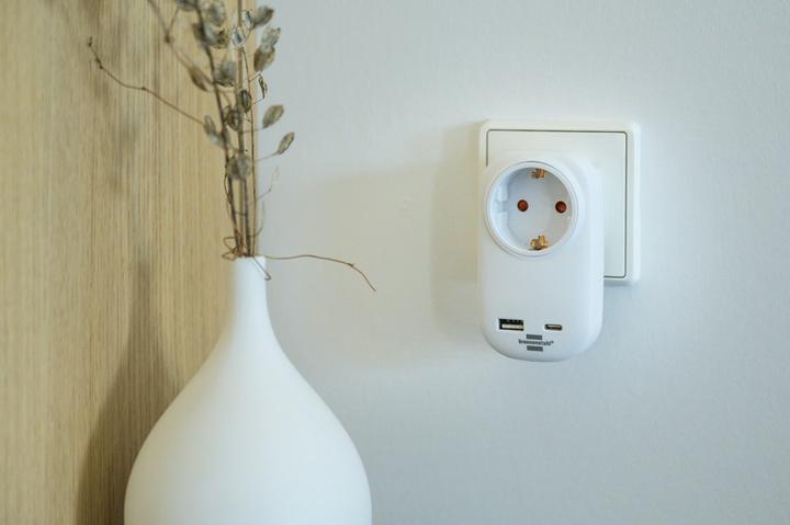 Actual product image Brennenstuhl Socket adapter+ USB charger PD