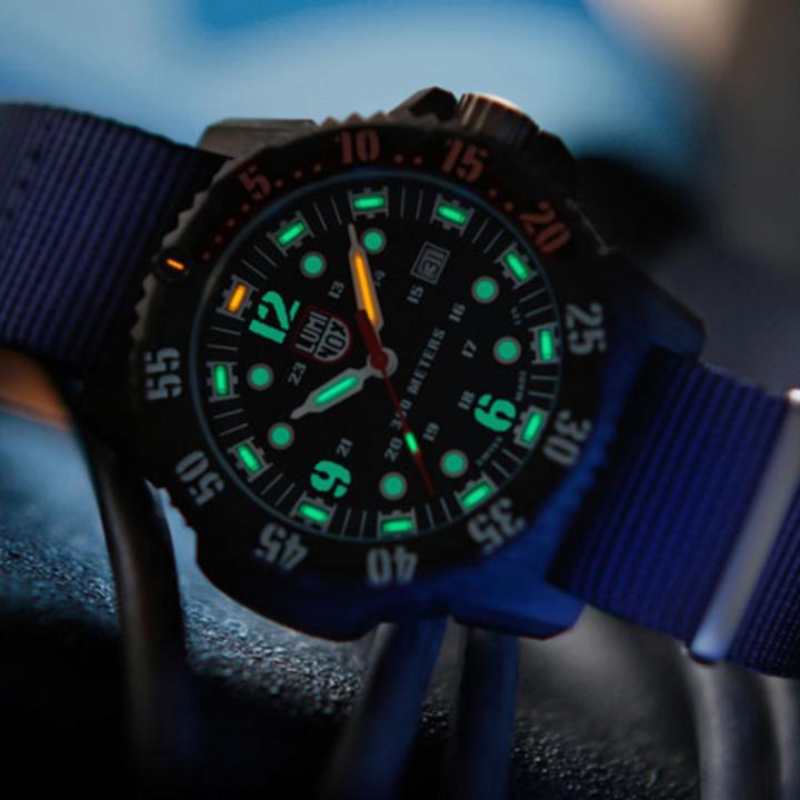 Image du produit Luminox Joint carbone Master série 3800 (Swiss Made, Montre analogique, 46 mm)