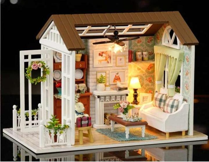 Immagine prodotto Polesie Modello di salotto della Casa delle Bambole in legno da assemblare LED 8008-A
