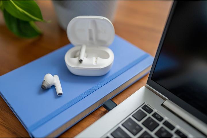 Produktbild Poly Voyager Free 60+ UC M White Sand Earbuds (ANC, 8 h, Kabellos)