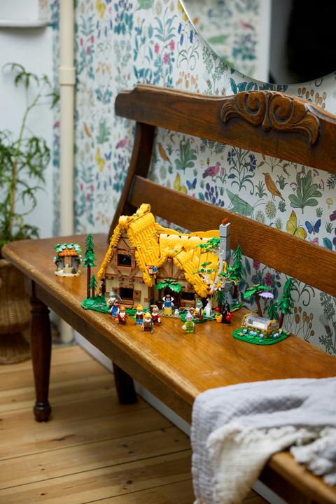 Immagine prodotto LEGO La capanna di Biancaneve e i sette nani (43242, LEGO Disney)