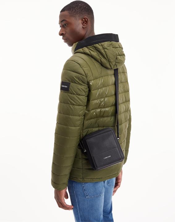 Actual product image Calvin Klein Men's Minimalism Cube Reporter Bag, Ck Black, One Size (51% RECYCLED POLYESTER, 49% POLYURETHANE)