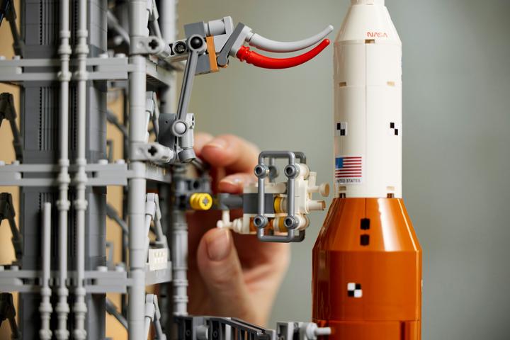Actual product image LEGO NASA Artemis launch pad (10341, LEGO Icons, LEGO Rare Sets)