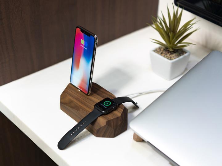 Produktbild Oakywood Combo Dock - Dockingstation aus Holz - zum Aufladen von iPhone und Apple Watch - Walnuss -
