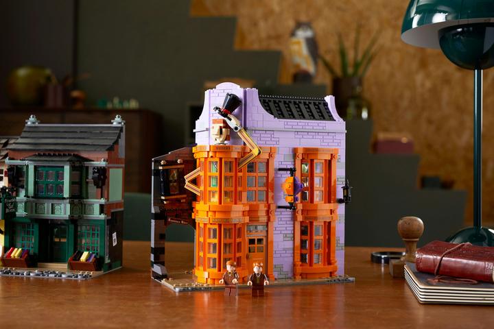 Actual product image LEGO Harry Potter Diagon Alley (75978, LEGO Harry Potter, LEGO Rare Sets)