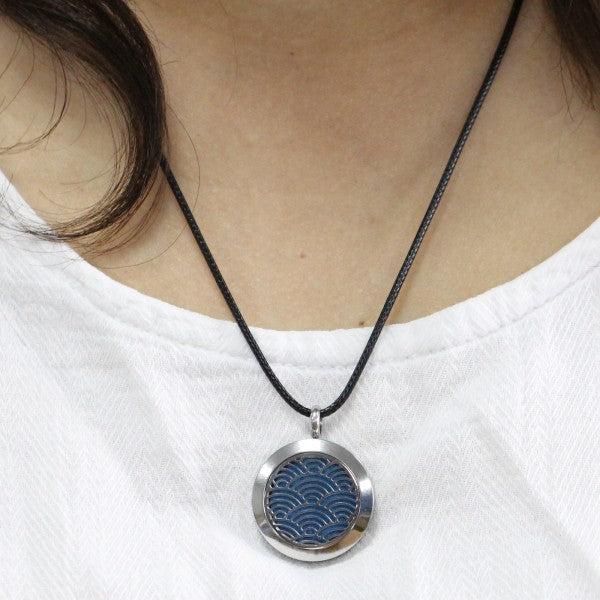 Produktbild Zen Arôme Duft-Schmuck Halskette mit Anhänger No.53 für Ätherisches Öl, Parfum (Edelstahl, Leder)