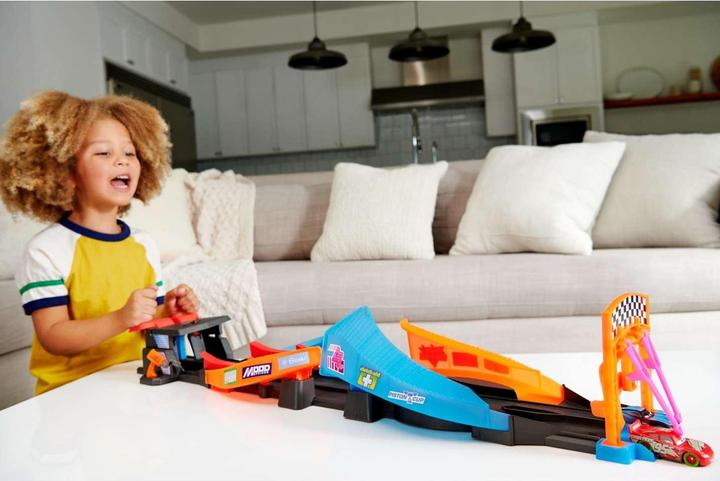 Image du produit Mattel Glow Racers Launch & Criss-Cross Glow Race Playset