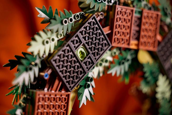 Actual product image LEGO Christmas wreath (10340, LEGO Icons)
