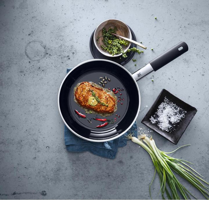 Produktbild WMF Bratpfanne FUSIONTEC schwarz (24 cm, Bratpfanne)