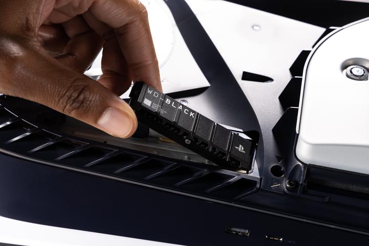 Actual product image WD Black SN850P with Heatsink for PS5 (8000 GB, M.2 2280)