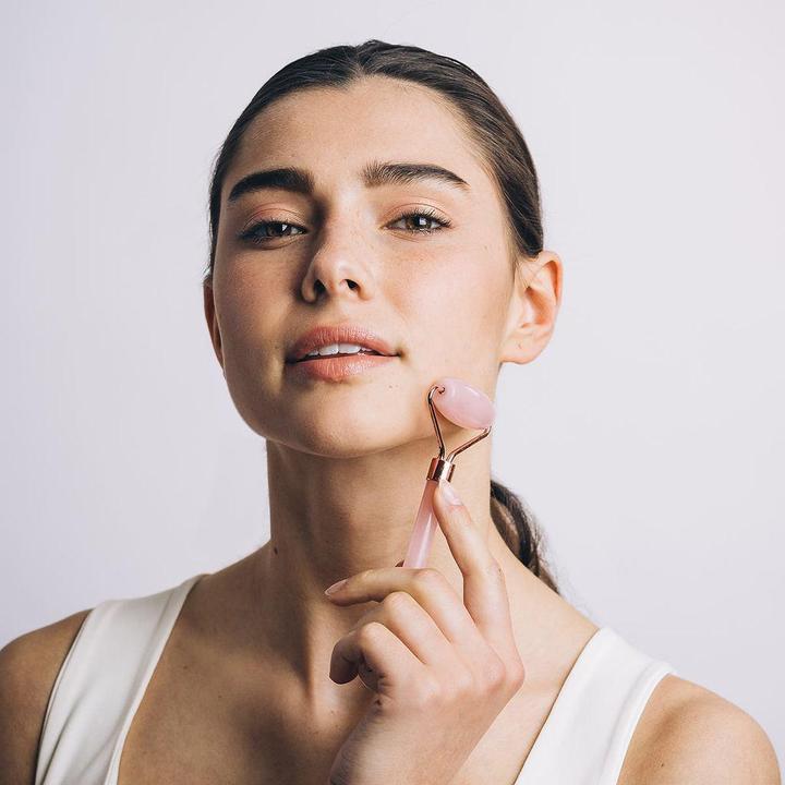 Produktbild JTI Gesichtsroller und Gua-Sha-Stein - natürlicher Rosenquarz