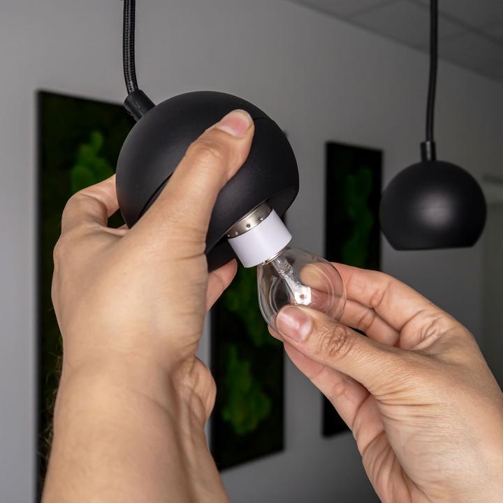 Actual product image Intirilife E27 to E14 Lamp Base Adapter
