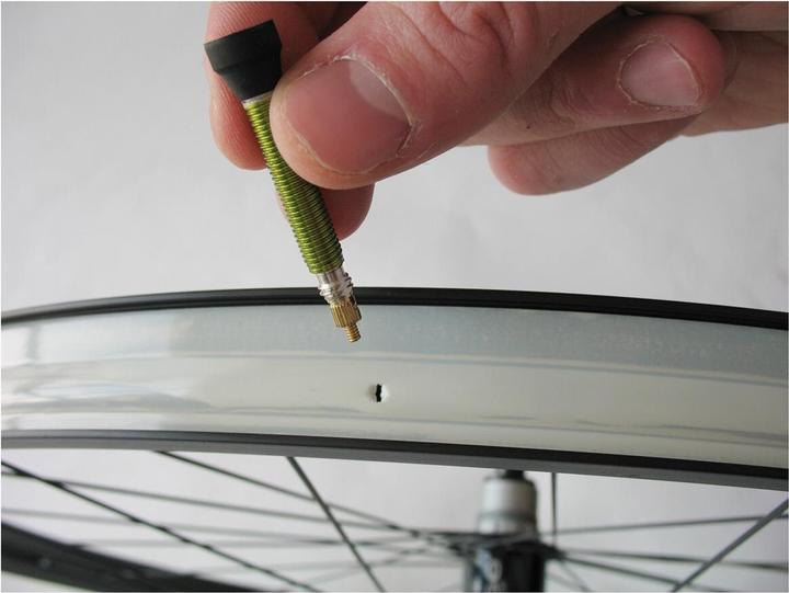 Actual product image VAR Tubeless Valve Al Gn 35mm 2-St Green, Pair