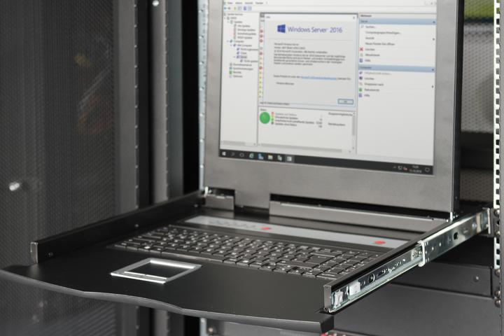 Produktbild Digitus Modul. 43,2cm HD LCD TFT Konsole, 16 Port VGA,FR mit 16 Port VGA KVM, FR Tastatur, RAL 9005 schwarz