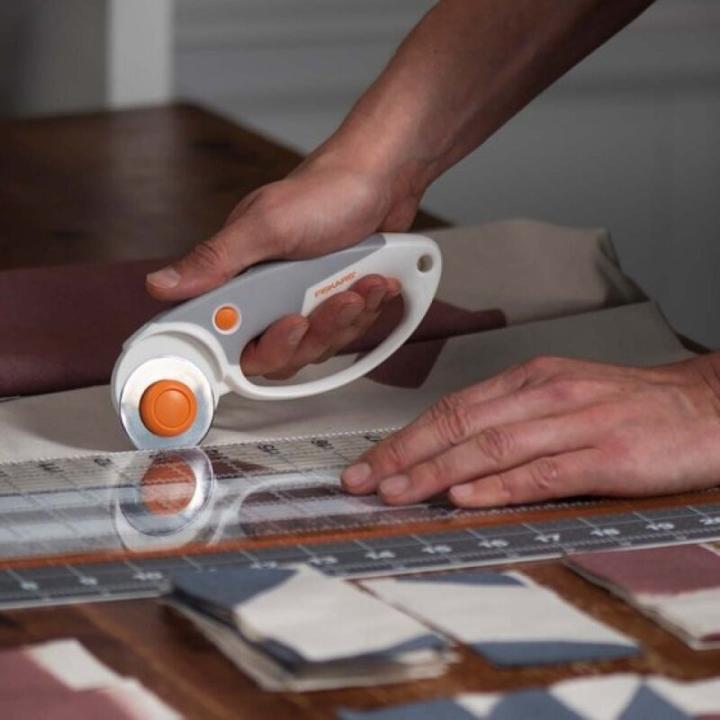 Actual product image Fiskars Titanium rolling knife (Cutters)