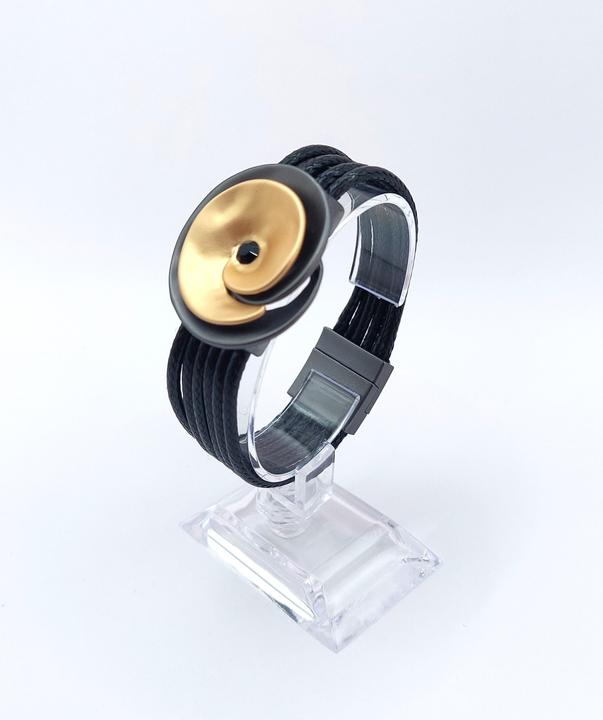 Produktbild Signé Signè Armband Schwarz mit Magnetverschluss & vergoldete Blume No.4 (Metall, Messing, Leder, Bleifrei, Cadmiumfrei, Nickelfrei)