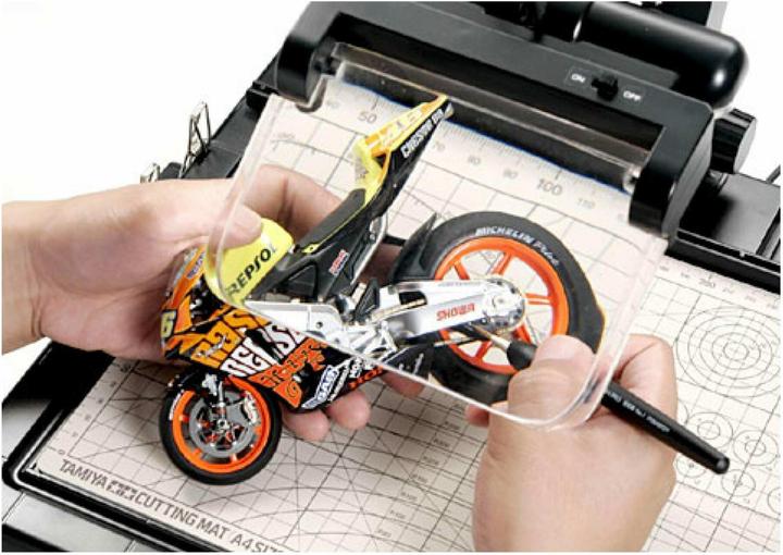 Actual product image Tamiya Workstation with light and magnifier