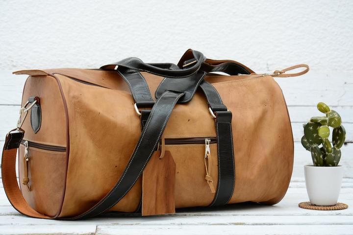 Produktbild Only-Bags.Store Seesack aus hellbraunem Leder mit schwarzem Riemen, Wochenendtasche im Vintage-Look