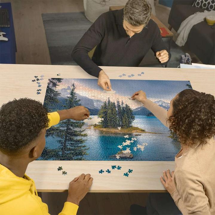 Actual product image Ravensburger Spirit Island Canada (2000 pieces)