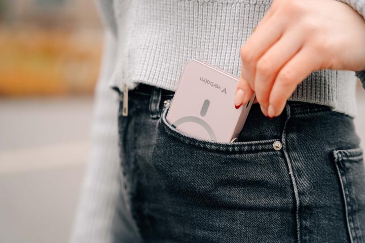 Productafbeelding Verbatim Charge ‘n’ Go Power Bank with Stand Magnetic Wireless 10000mAh - Blue (10000 mAh, 20 W, 37 Wh)