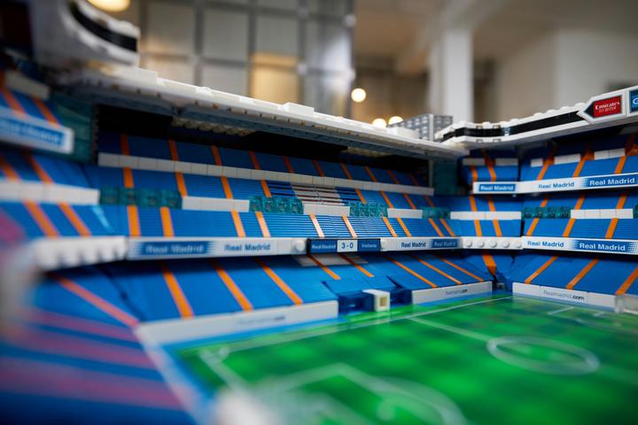 Immagine prodotto LEGO Real Madrid - Stadio Santiago Bernabéu (10299, LEGO Icons, Set LEGO rari)