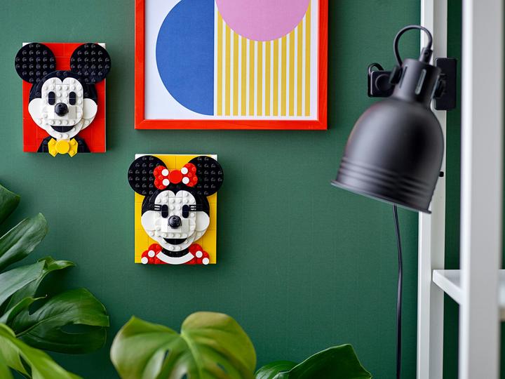 Actual product image LEGO Brick Sketches - Minnie Mouse (40457, LEGO Disney, LEGO Rare Sets)