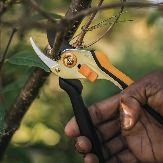 Actual product image Fiskars Solid bypass garden shears P331