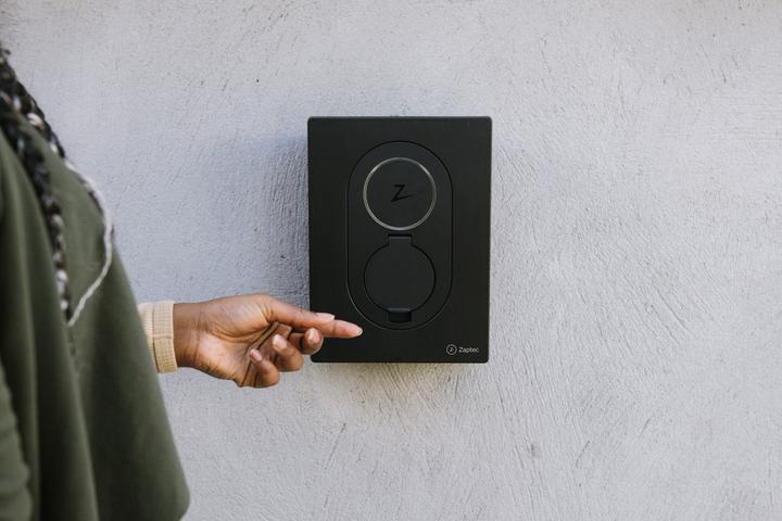 Productafbeelding Zaptec GO Wallbox, 22KW, Stopcontact, 4G, Asfaltzwart (Type 2, 22 kW, 32 A)