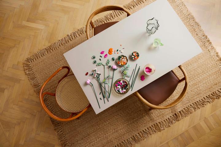 Produktbild LEGO Schöner Rosafarbener Blumenstrauss (10342, LEGO Botanical, LEGO Icons)
