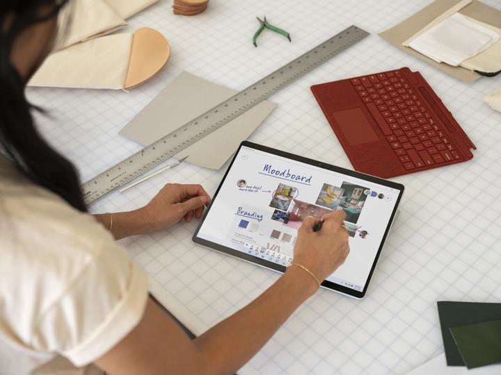 Produktbild Microsoft Surface Pro X (13", Microsoft SQ1, 8 GB, 256 GB)