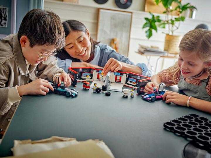 Image du produit LEGO F1 Garage mit Mercedes-AMG & Alpine Rennautos (60444, LEGO City)