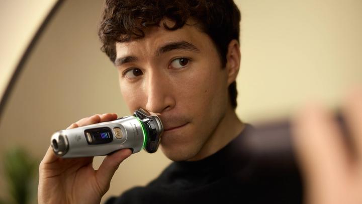 Actual product image Philips i9000 Prestige Ultra XP9404/31 Wet and Dry Electric Shaver with SkinIQ Pro