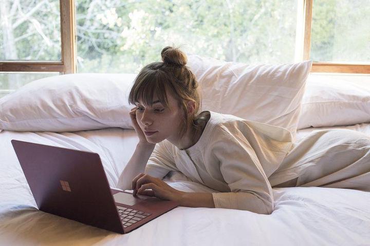 Produktbild Microsoft Surface Laptop, Burgundy, 512GB SSD (13.50", Intel Core i7-7660U, 16 GB, 512 GB, CH)
