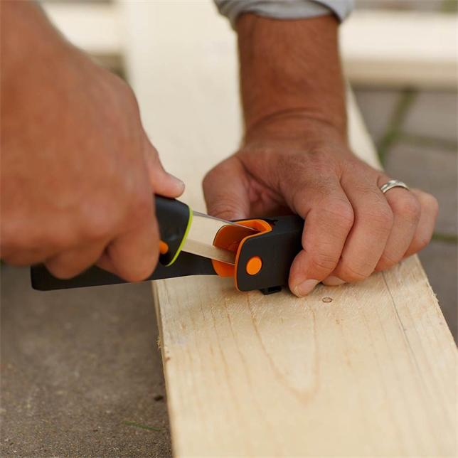 Produktbild Fiskars Hochleistungsmesser inklusive Holster mit integriertem Messerschärfer, Gesamtlänge: 21,9 cm (21.90 cm)