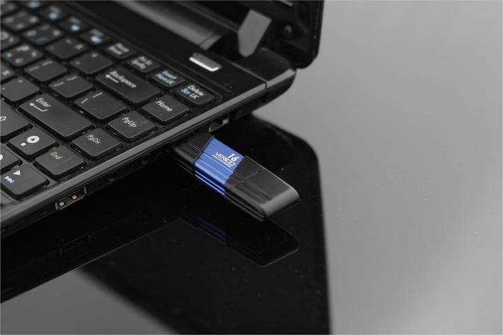 Actual product image Verico USB flash drive Evolution MK-II 3.0 64GB ro EVOLUTION MK-II RED 64GB (64 GB, USB-A)