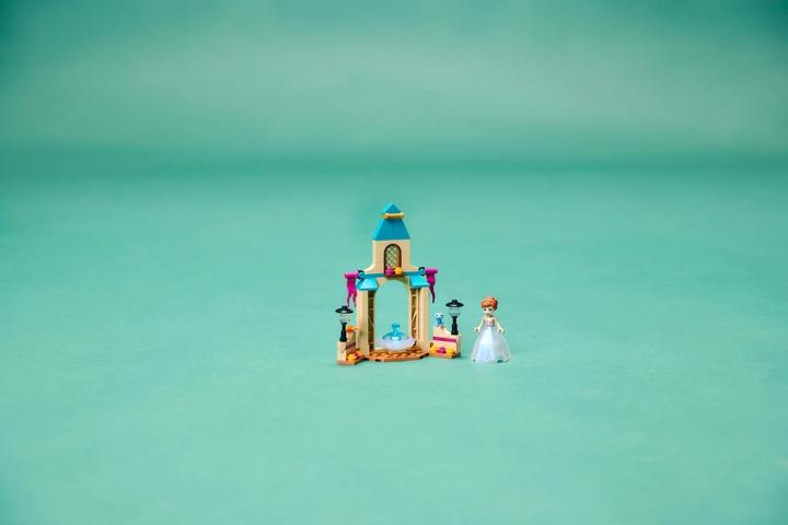 Actual product image LEGO Anna's castle courtyard (43198, LEGO Disney)
